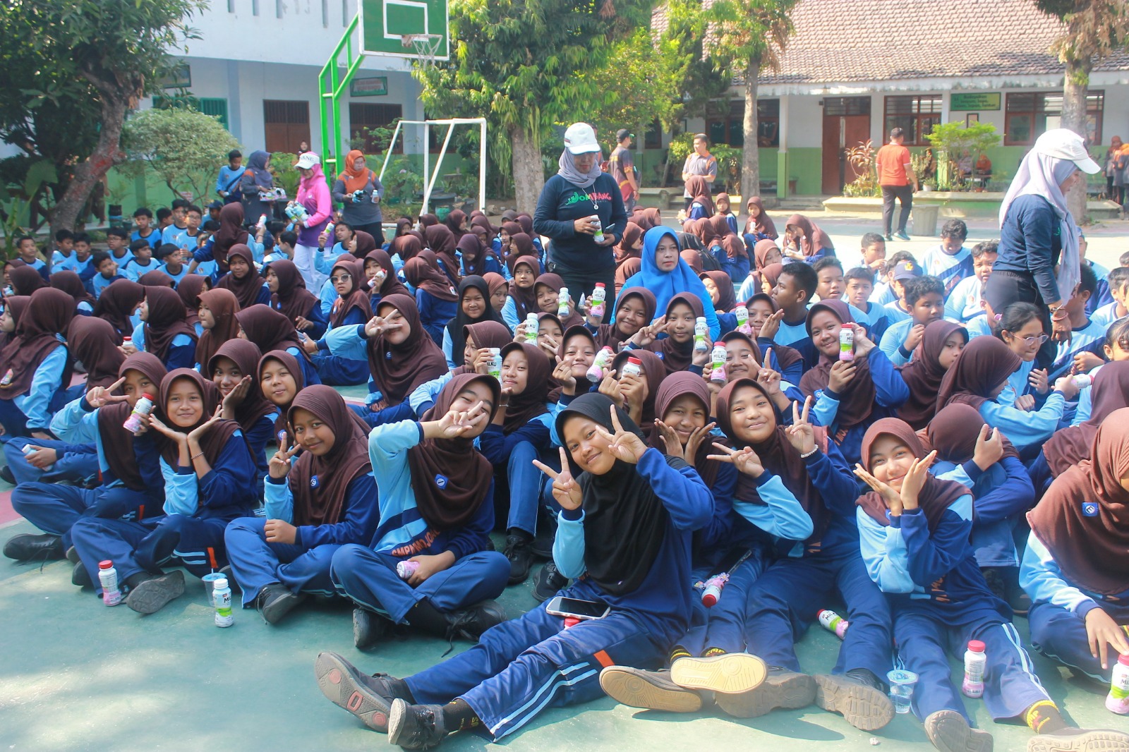 Foto: Siswa SMPN 1 Mojoagung menyambut bahagia program sosialisasi SKJ Jadul dan Senam Poco - poco Nusantara KORMI Jombang.