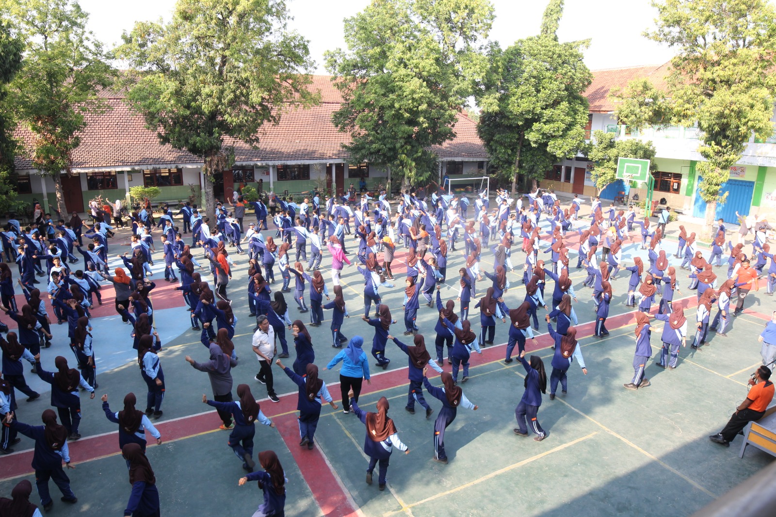Foto: Antusias siswa dan guru SMPN 1 Mojoagung saat sosialisasi SKJ Jadul dan Senam Poco - poco Nusantara oleh KORMI Jombang.