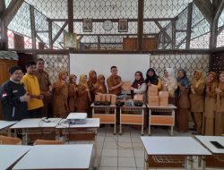 TIM PKM UNIBA BERIKAN PERANGKAT PEMBELAJARAN KEPADA KKG PABUARAN SERANG