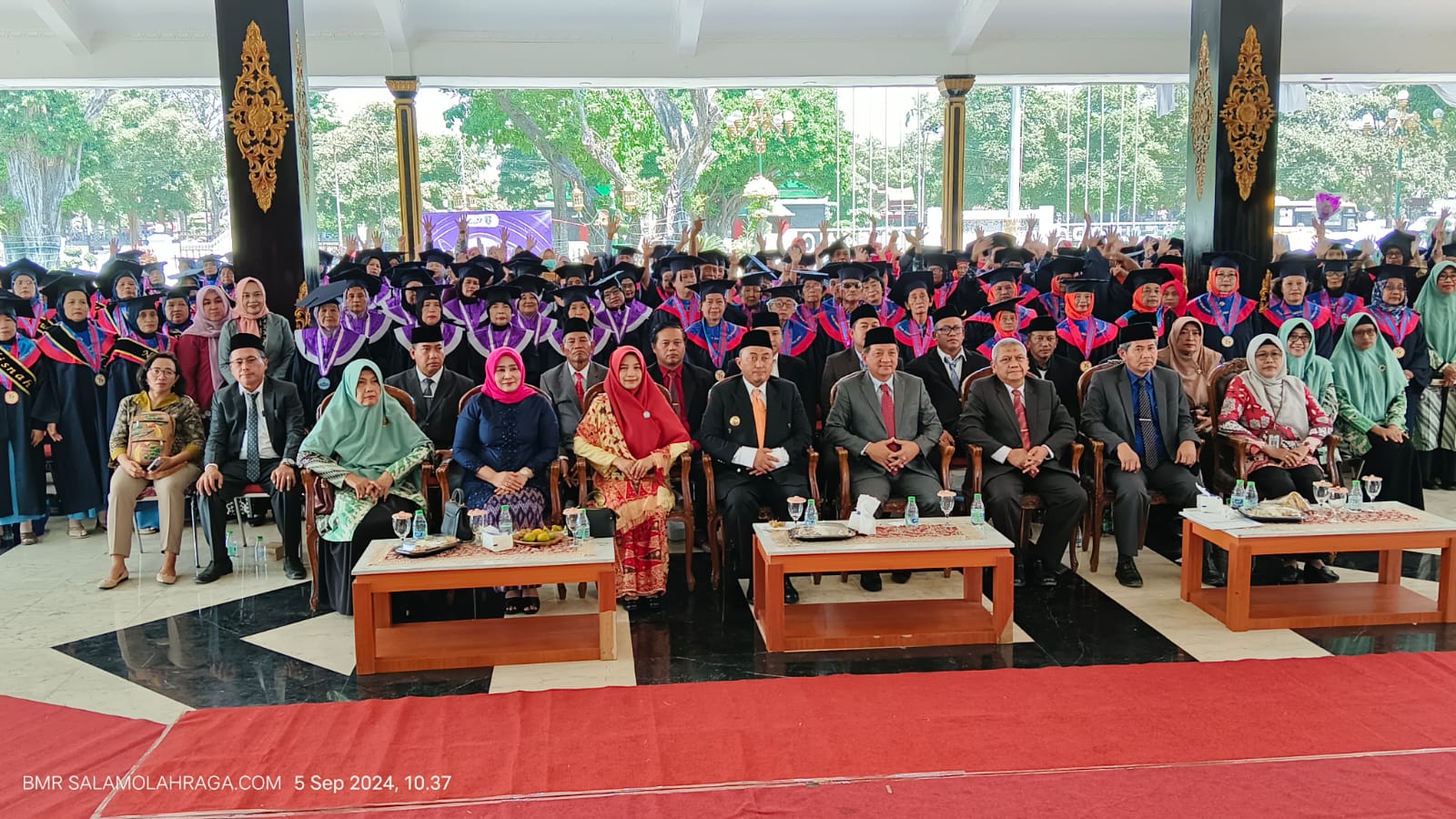 Foto bersama Pj. Bupati Jombang dan peserta wisuda.