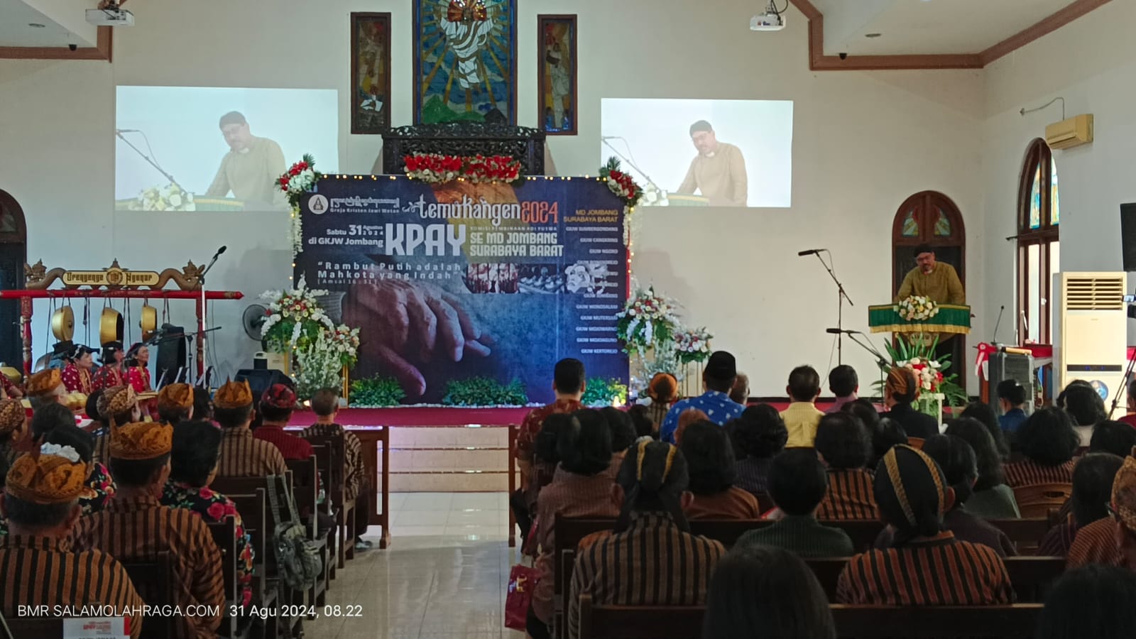 Foto: Pdt. Joko berkotbah.