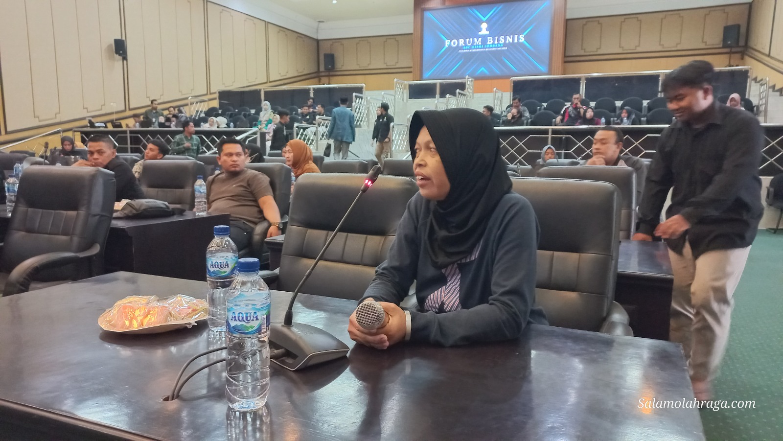 Foto: Salah satu pelaku UMKM saat menanyakan pengurusan legalitas dan sertifikasi halal.