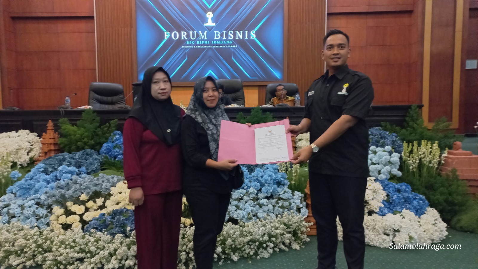 Foto: Perwakilan pelaku usaha yang menjadi peserta di Forum Bisnis menerima NIB dan sertifikat halal untuk usahanya.