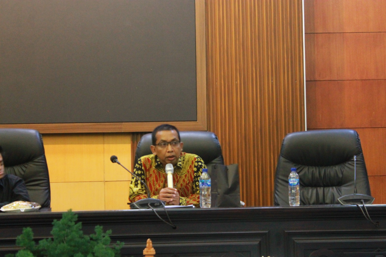 Foto: Joko Triyono, S.E. Sekretaris Dinas Penanaman Modal dan Pelayanan Terpadu Satu Pintu (DPMPTSP) Kab. Jombang saat menyampaikan informasi tentang legalisasi usaha.