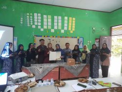 TIM PMP UNIBA BERIKAN PERANGKAT PEMBELAJARAN KACAMATA VIRTUAL REALITY (VR) SDN KADUBEURUK CIOMAS SERANG