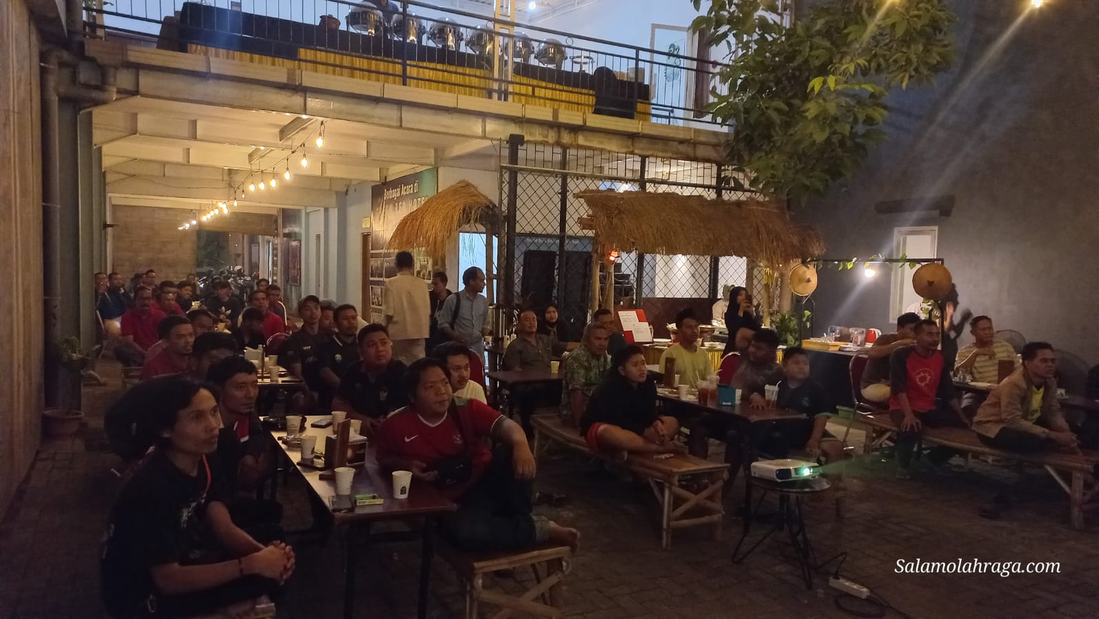 Foto: Ketegangan dan keceriaan bercampur antara perjuangan Timnas dan pelayanan prima dari Green Red Hotel.