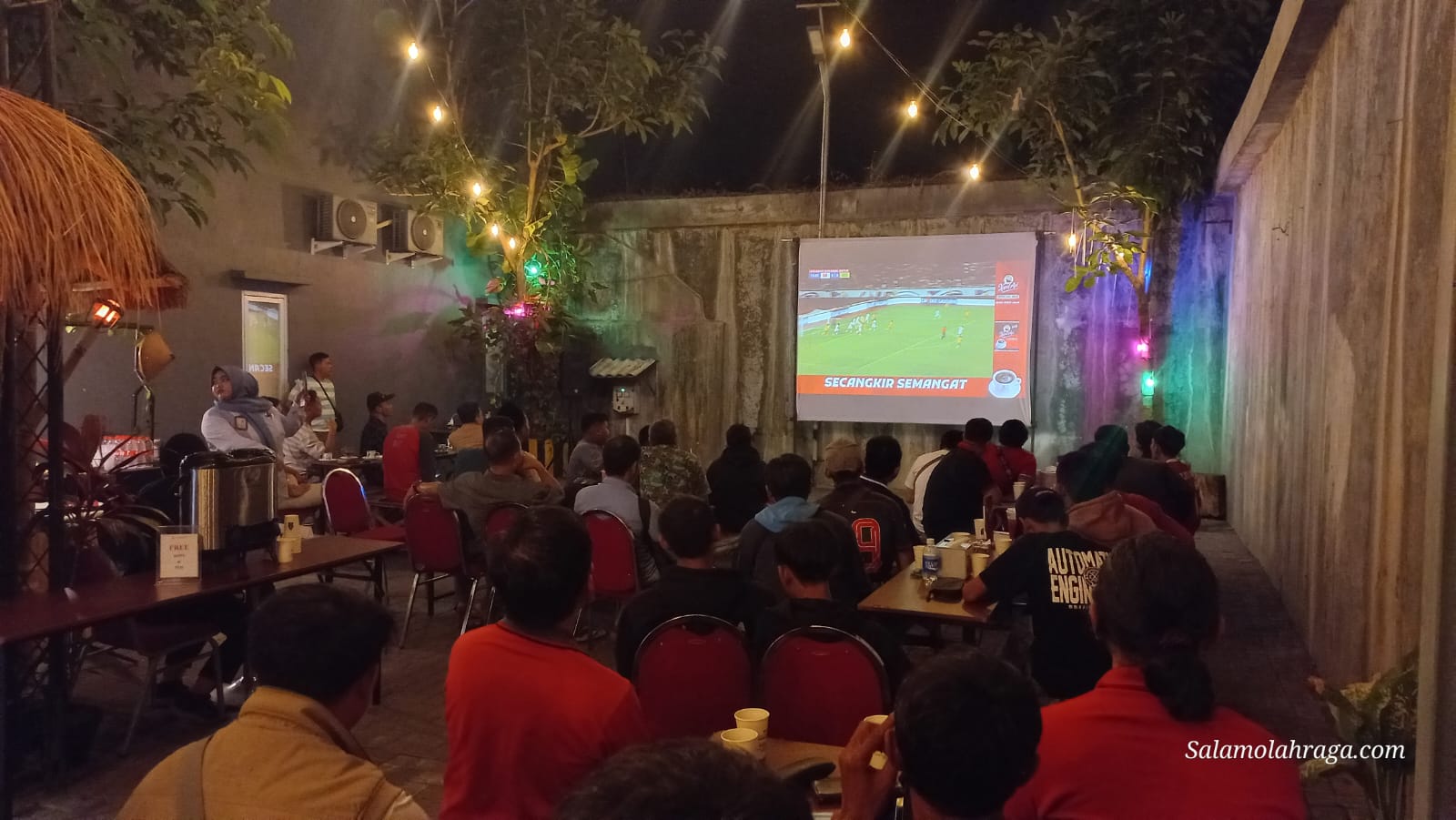 Foto: Antusias masyarakat Jombang dalam acara Nobar Kualifikasi Piala Dunia 2026 di Green Red Hotel.