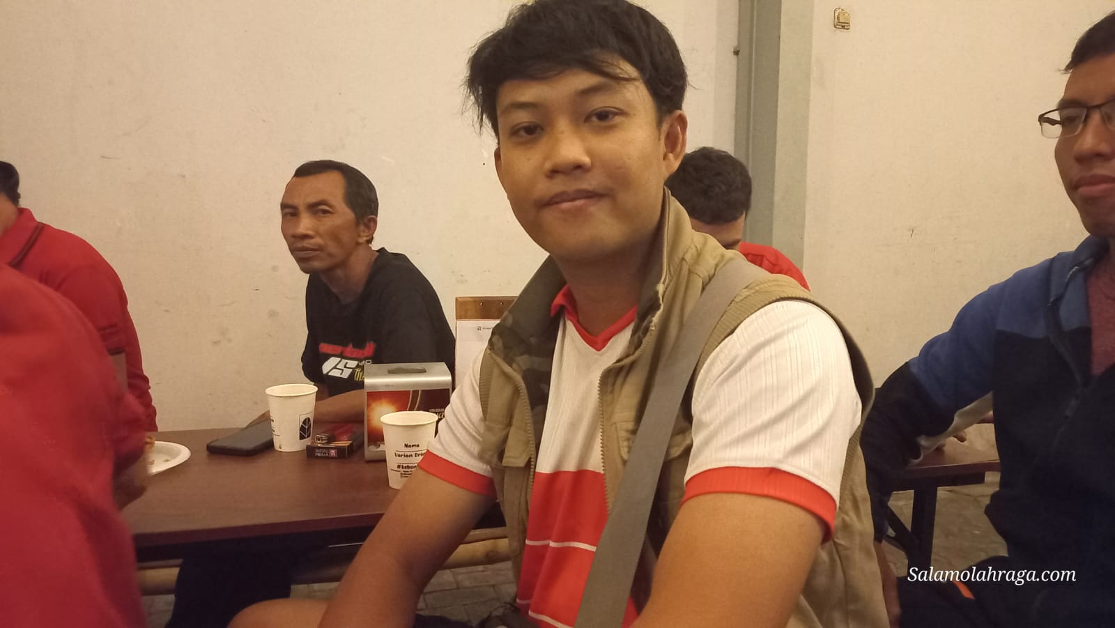 Foto: Ahmad Bahrul Rodhi pengurus sekaligus pelaku Football Traveler Jombang yang larut bersama dalam suasana nobar.