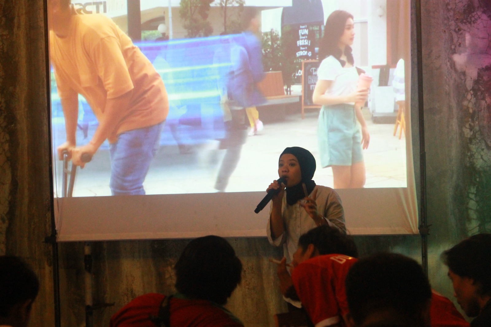 Foto: Pihak sales marketing Green Red Hotel mengadakan kuis untuk membagikan doorprize kepada pengunjung.