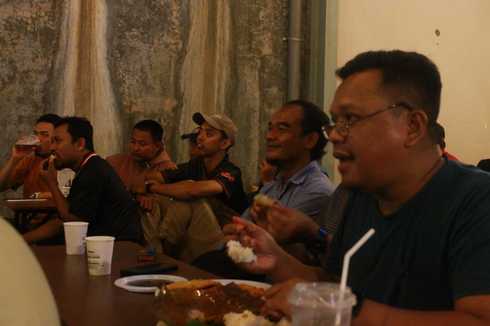 Foto: Ekspresi pengunjung sekaligus penonton Nonton Bareng dalam ketegangan dan semangat yang melebur jadi satu.