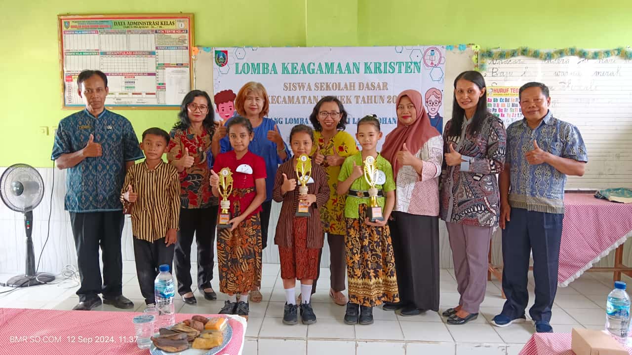 Foto: Pemenang lomba bernyanyi solo rohani bersama dewan juri dan Kepala Sekolah.