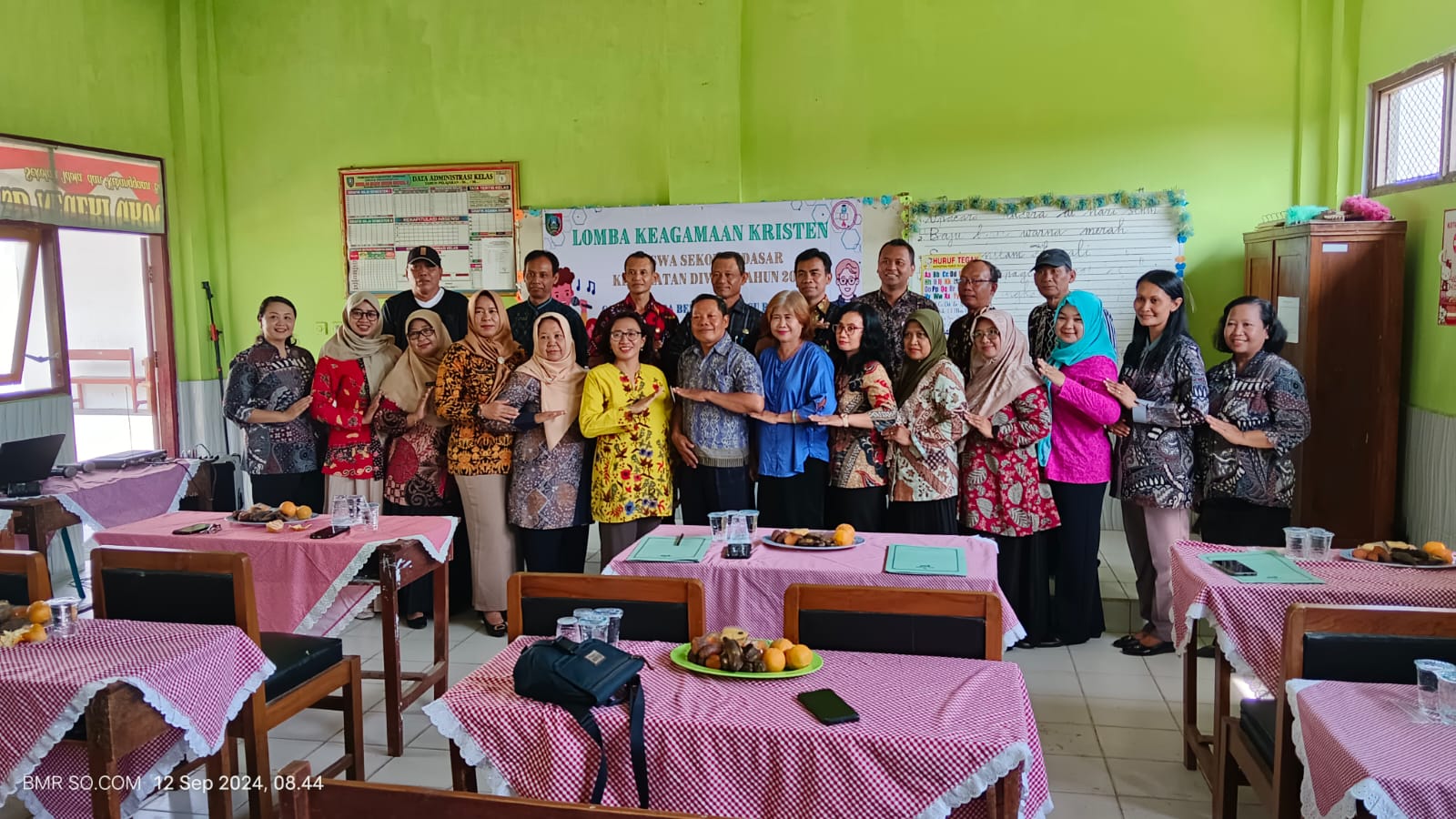 Foto bersama Kepala Sekolah, dewan juri dan panitia lomba keagamaan Kristen.