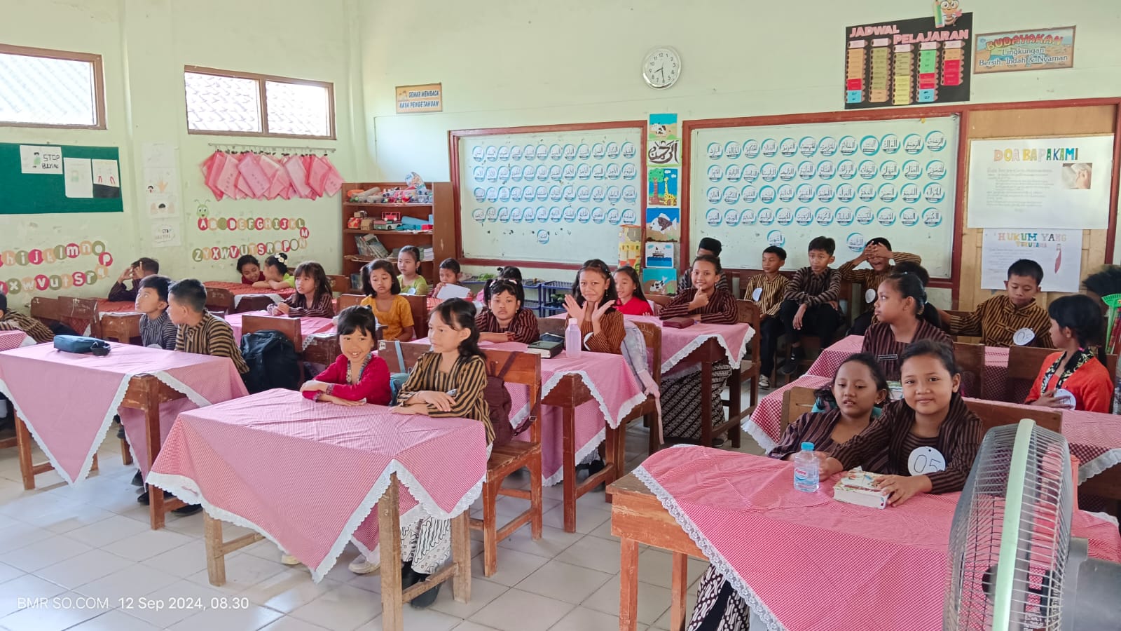Foto: Peserta lomba menyanyi solo rohani.