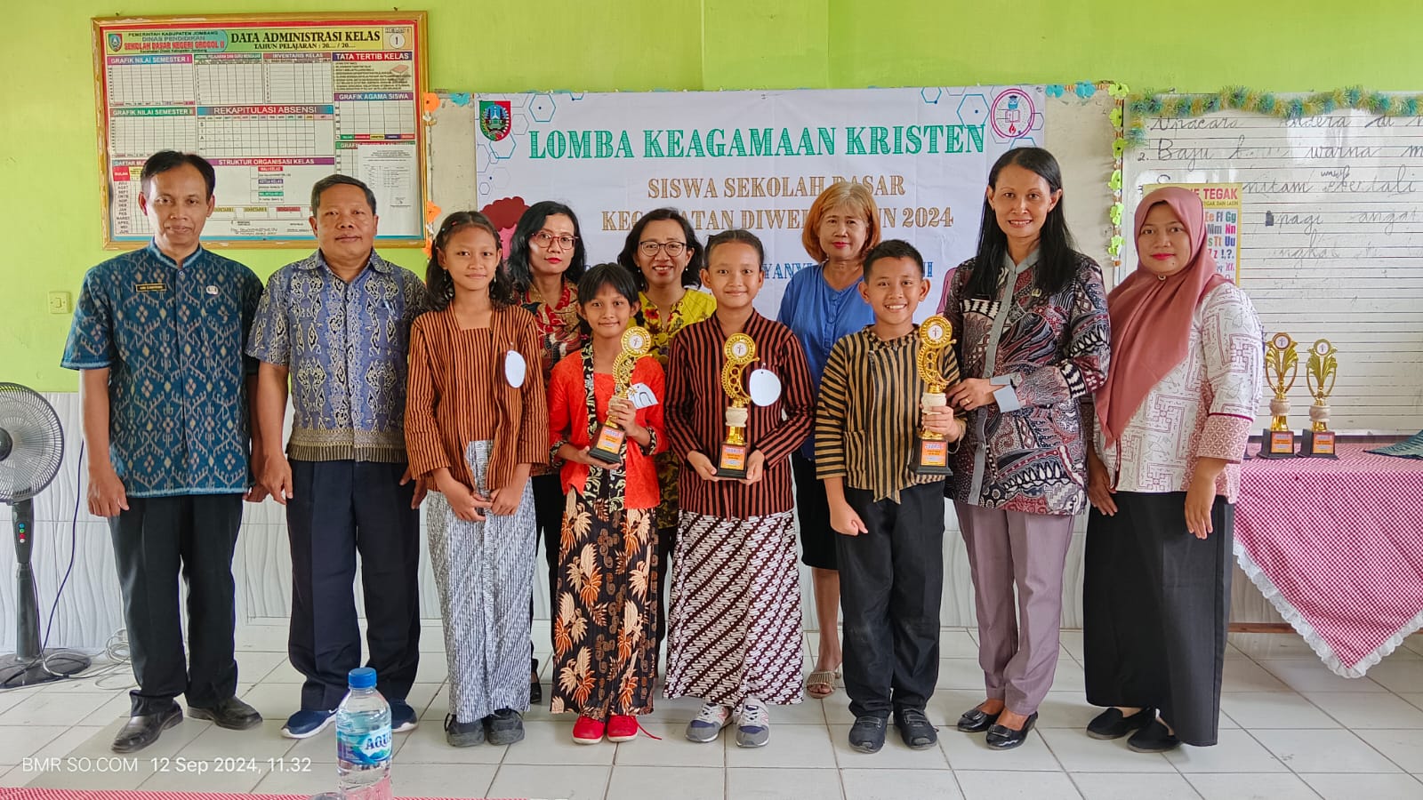 Foto: Para juara lomba khotbah rohani beserta dewan juri dan Kepala Sekolah.