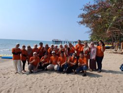 Fakultas Ekonomi dan Bisnis Universitas Serang Raya Gelar Building Team Bertema “One Team One Mission” di Pantai Anyer