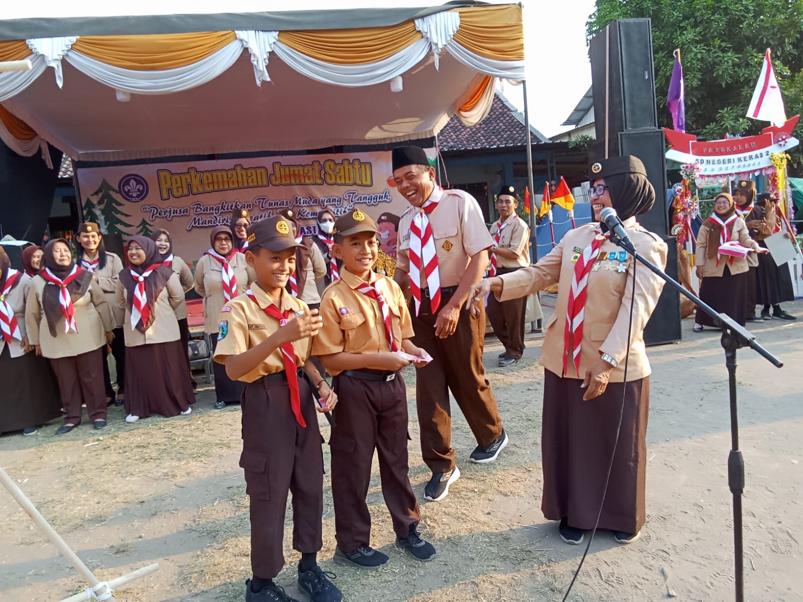 Foto: Korwilker Dinas Pendidikan Kecamatan Diwek bersama siswa yang hafal Dasadharma Pramuka.