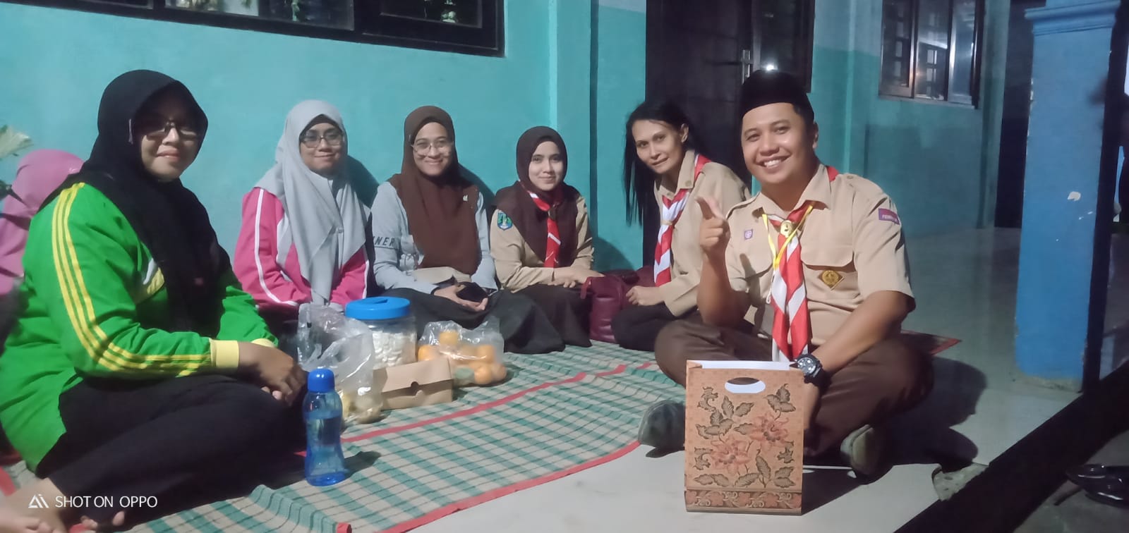 Foto: Kepala Sekolah SDN Grogol 2 beserta para guru pembina Pramuka.