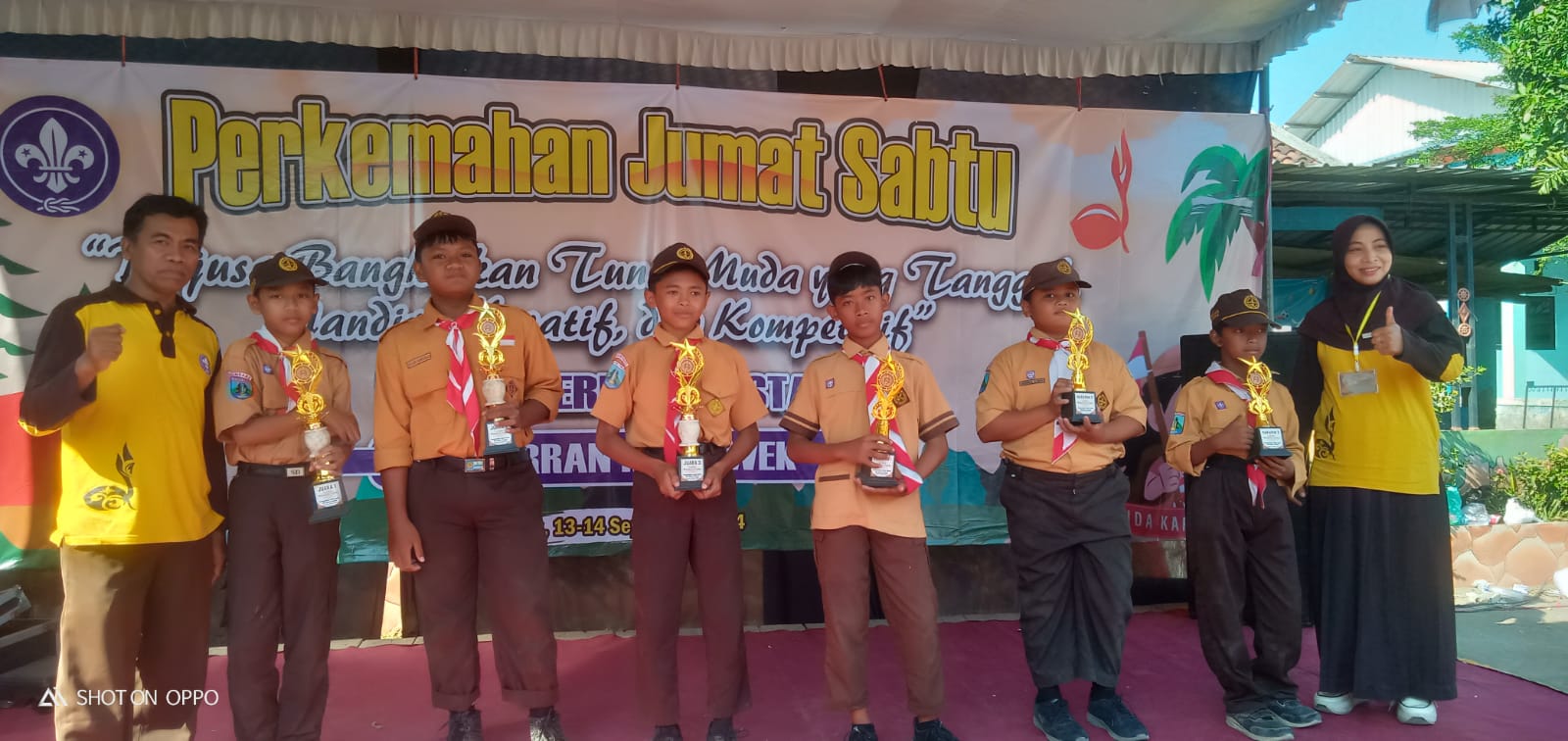 Foto: Saat menerima piala.