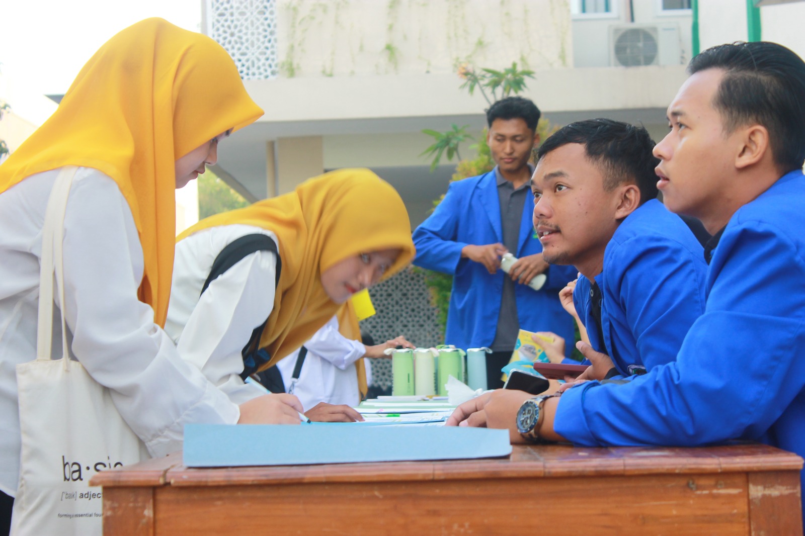 Foto: Mahasiswa baru mengisi daftar hadir PKKMB hari pertama.