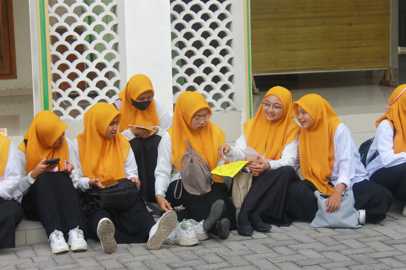 Foto: Keceriaan mahasiswa baru mempersiapkan diri untuk mengikuti PKKMB Garuda 11 Gelombang II di hari pertama.