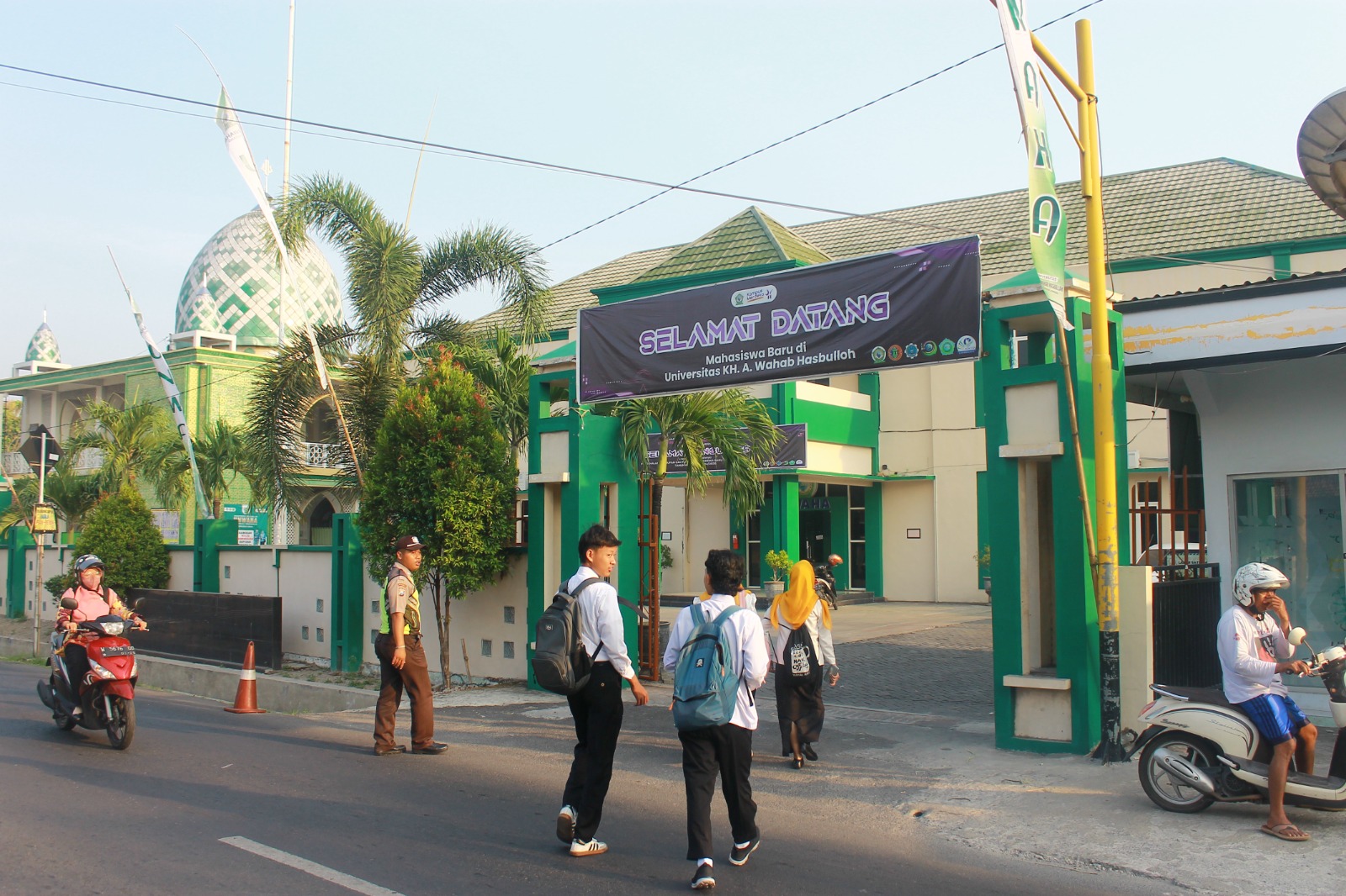 Foto: Suasana di gerbang utama Kampus UNWAHA di hari pertama PKKMB Garuda 11 Gelombang II.