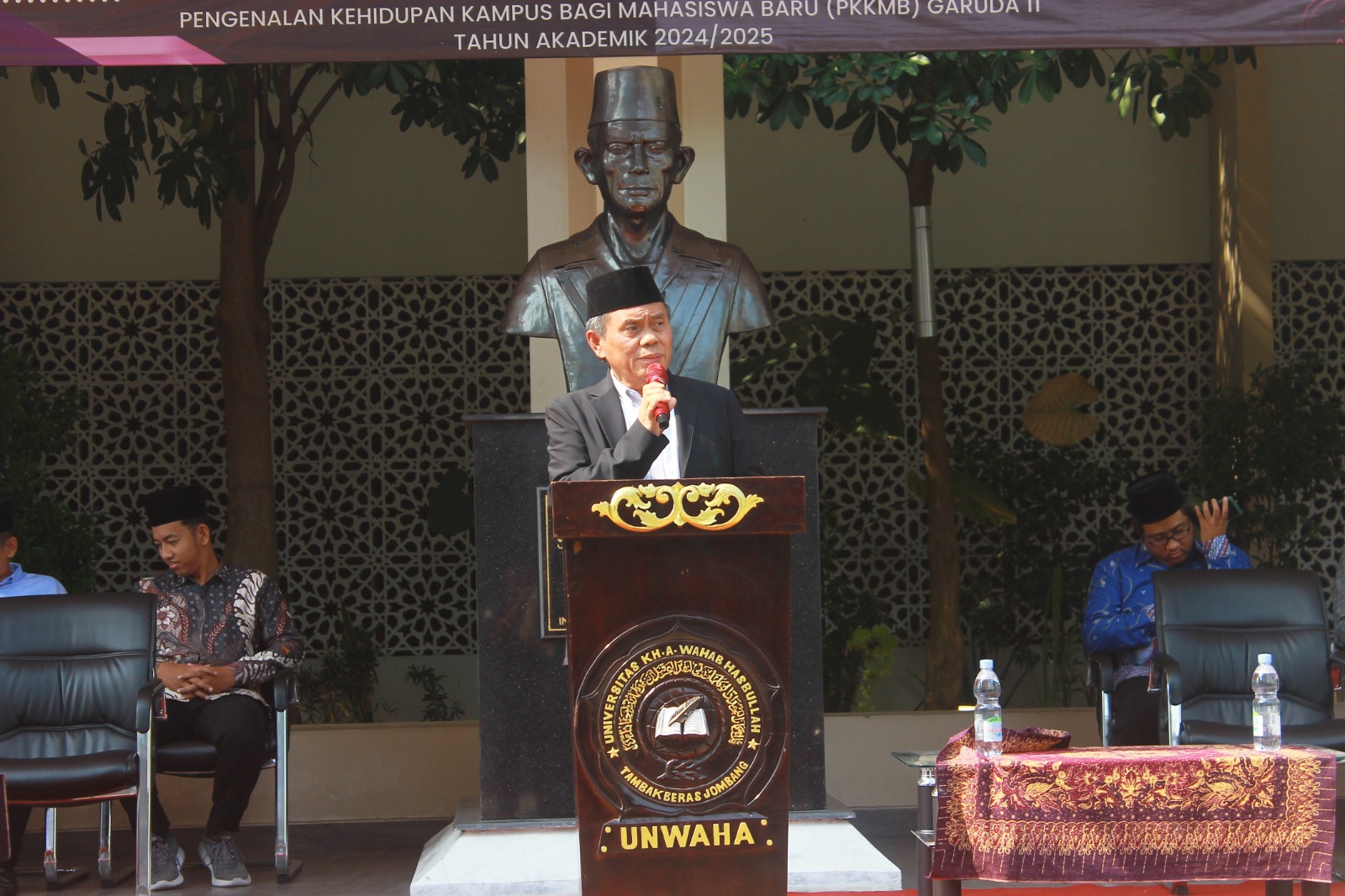 Foto: Prof. Dr. Ir. H. Gatot Ciptadi, DESS., IPU., ASEAN ENG selaku Rektor UNWAHA dalam memberi sambutan sekaligus membuka PKKMB Garuda 11 Gelombang II.