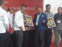 Pendukung Paslon Kase – Lakapu Kompak Mengangkat 3 Jari