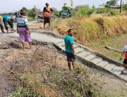 Tangga Telaga Rusak, Warga Dusun Tanggulangin Desa Ganggang Gresik Gotong Royong Memperbaiki