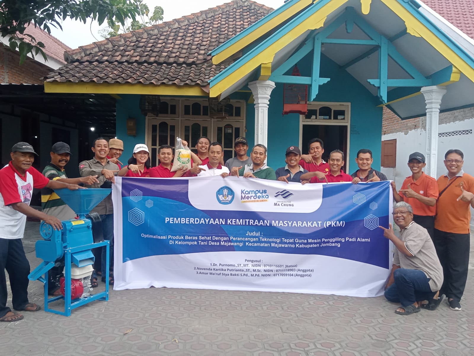 Foto bersama tim Universitas Ma Chung, PPL Kecamatan Mojowarno, dan anggota Kelompok Tani Sri Mojo.