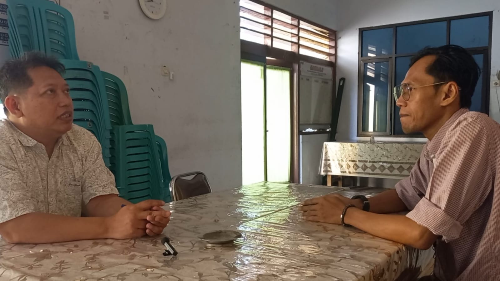 Foto: Wawancara wartawan salamolahraga.com dengan Ketua BAWASLU Jombang.