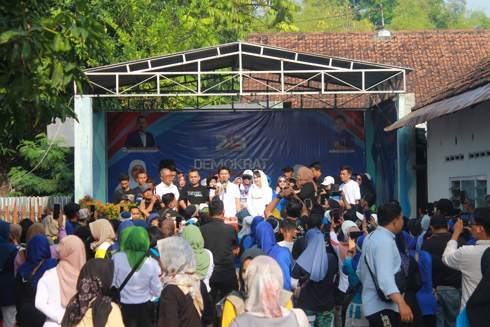 Foto: Emil Dardak dan istri menyapa seluruh yang hadir di DPC Demokrat Jombang.