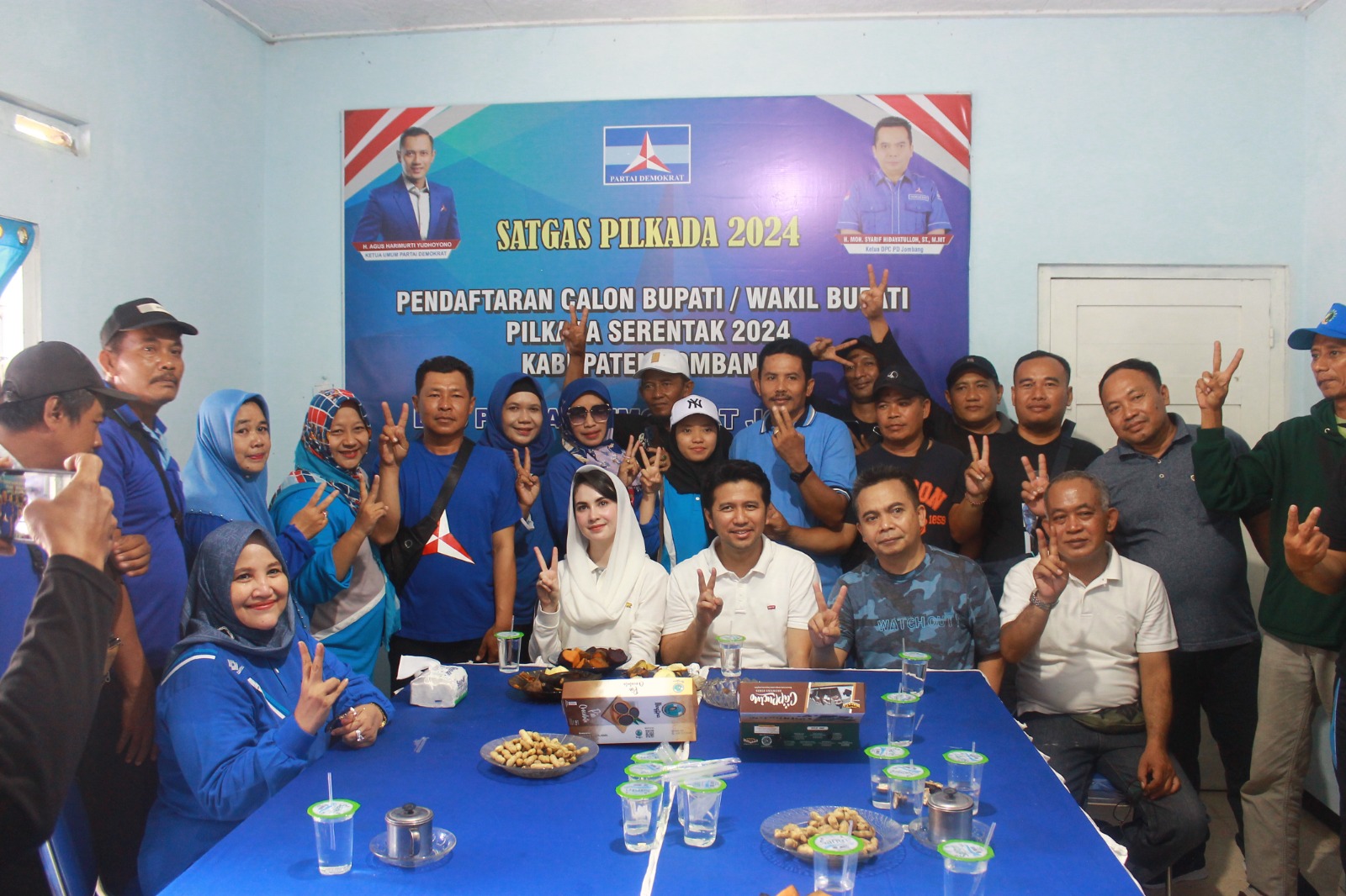 Foto: Kehadiran Emil Dardak dan istri mencerahkan Minggu pagi di kantor DPC Demokrat.