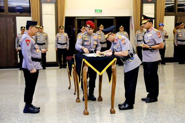 Foto: Kapolri Jenderal Polisi Listyo Sigit Prabowo memimpin pelantikan Kapolda Sulut yang baru, Irjen Pol Roycke Harry Langie.