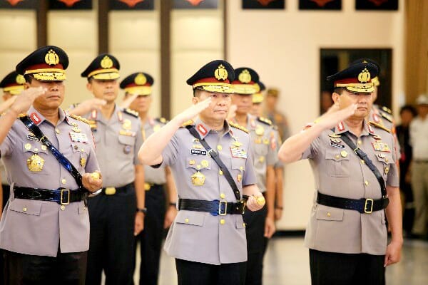 Foto: Irjen Pol Roycke Harry Langie (tengah).