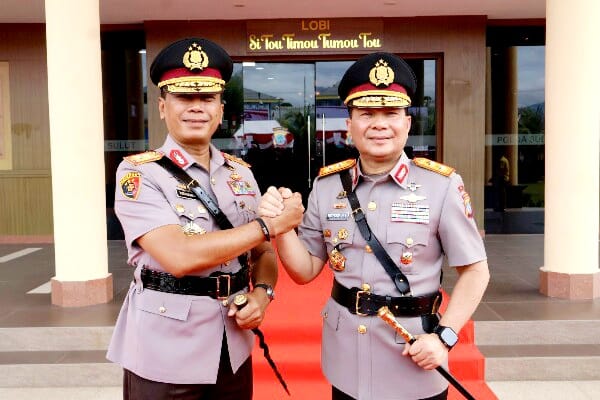 Foto: Irjen Pol Yudhiawan Wibisono dan Irjen Pol Roycke Harry Langie.