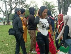 SECURITY TAMAN CANDIKA MEDAN JOHOR MELARANG BERFOTO DAN MEMBUAT VIDEO MEMAKAI KOSTUM KESENIAN KUDA LUMPING