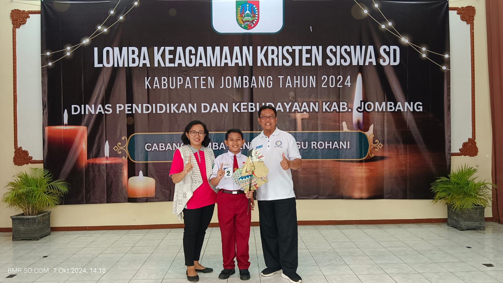 Foto: Krisna bersama kedua orang tuanya.