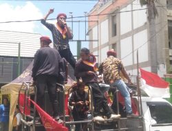 Perhimpunan Mahasiswa Katolik Republik Indonesia (PMKRI) Cabang Kefa Demo di Depan Kejari TTU