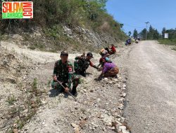 Satgas Pamtas Yon Arhanud 15/DBY Adakan Kerja Bakti dan Pemeriksaan Kesehatan di Desa Haumeniana