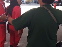 PENGENDARA SEPEDA MOTOR RIBUT DENGAN PETUGAS SPBU IMAM BONJOL MEDAN KARENA ANTRIAN PANJANG DAN PELAYANAN YANG KURANG GERCEP 