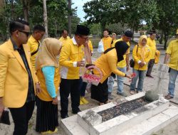 DPD II GOLKAR TULANG BAWANG RAYAKAN HUT PARTAI GOLKAR YANG KE-60 DENGAN TABUR BUNGA DI MAKAM PAHLAWAN MENGGALA