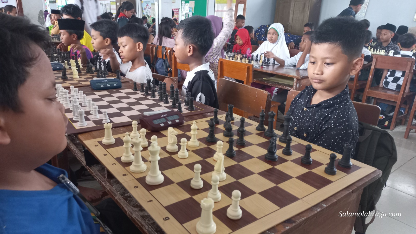 Foto: Pemain catur yunior atau tingkat SD sedang bertanding.