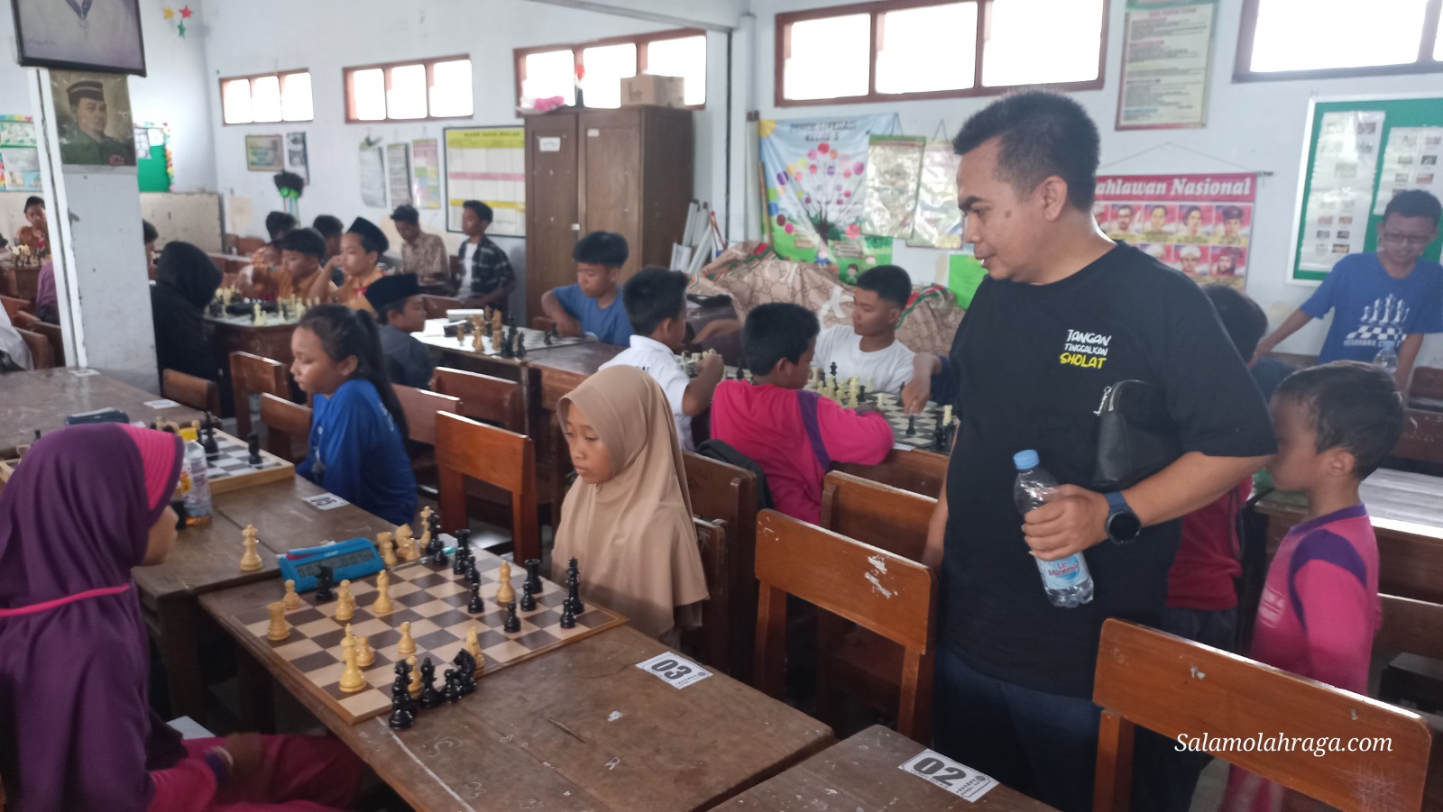Foto: Gus Sentot Wakil Ketua III DPRD Kabupaten Jombang meninjau langsung pertandingan catur tingkat yunior dalam Turnamen Catur Tingkat Kabupaten Jombang 2024.