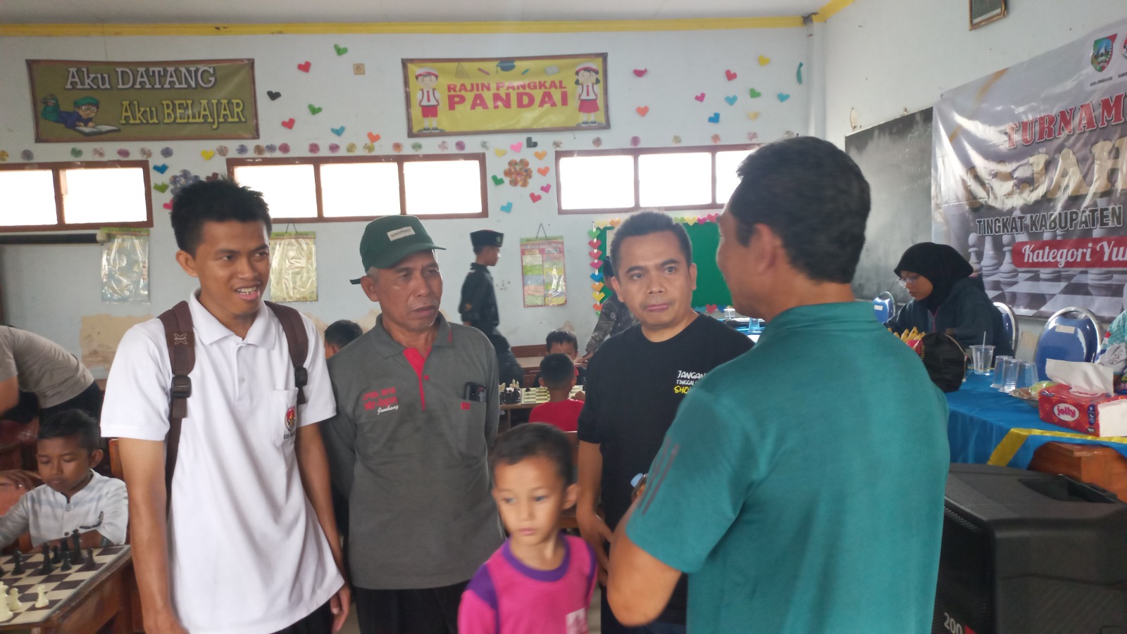 Foto dari kiri: Ketua Percasi Jombang, pelatih catur, pemain catur tingkat yunior, Gus Sentot dan Kabid Pembinaan Prestasi Percasi Jombang yang sedang berdialog tentang apa yang dibutuhkan dalam pembinaan dan tawaran Gus Sentot untuk diajukan program POKIR miliknya.