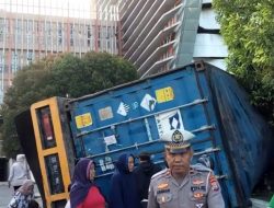 Truk Kontainer Terbalik di Gerbang Gedung Phinisi Universitas Negeri Makassar