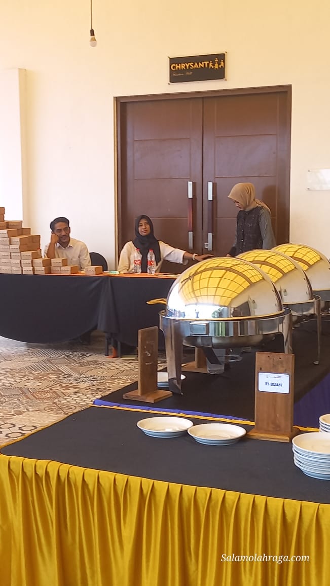 Foto: Kepala Desa Plosogeneng yang sempat viral karena aksi KOBOInya di KPU berada di meja resepsionis.