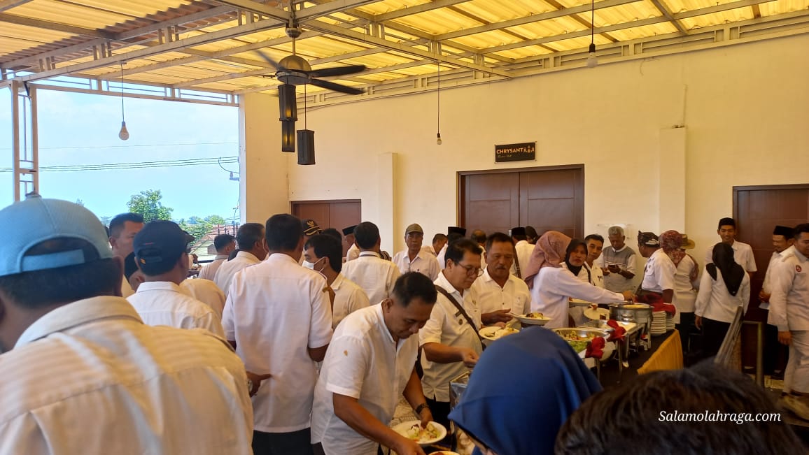 Foto: Kepala Desa yang hadir menikmati hidangan yang telah dipesan.