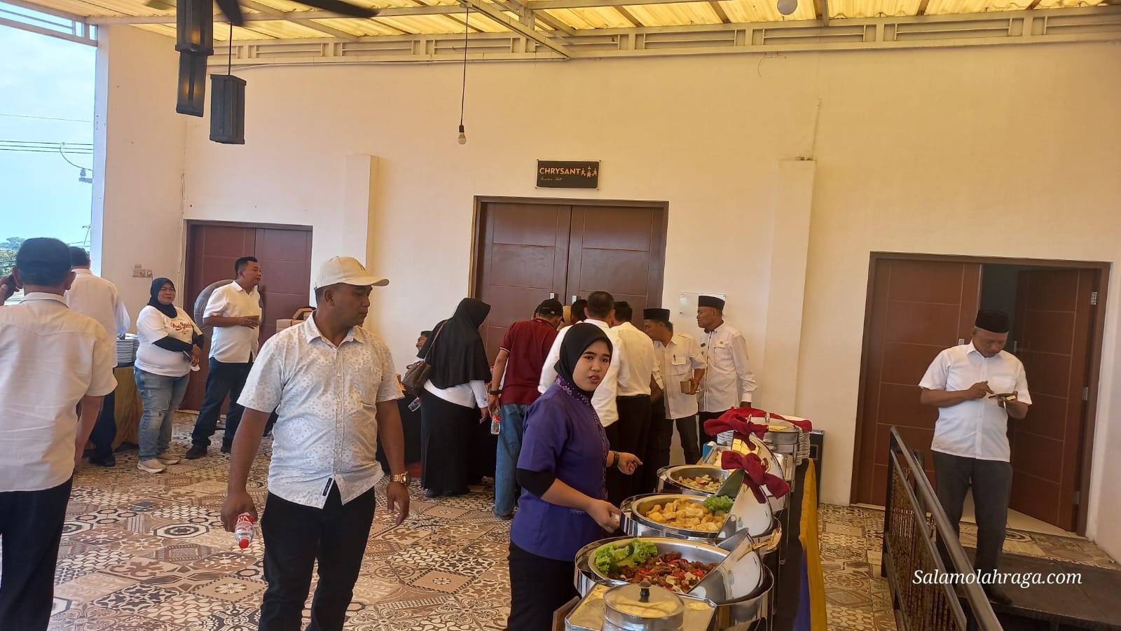 Foto: Kepala Desa mengantri untuk mengambil ponselnya masing-masing.