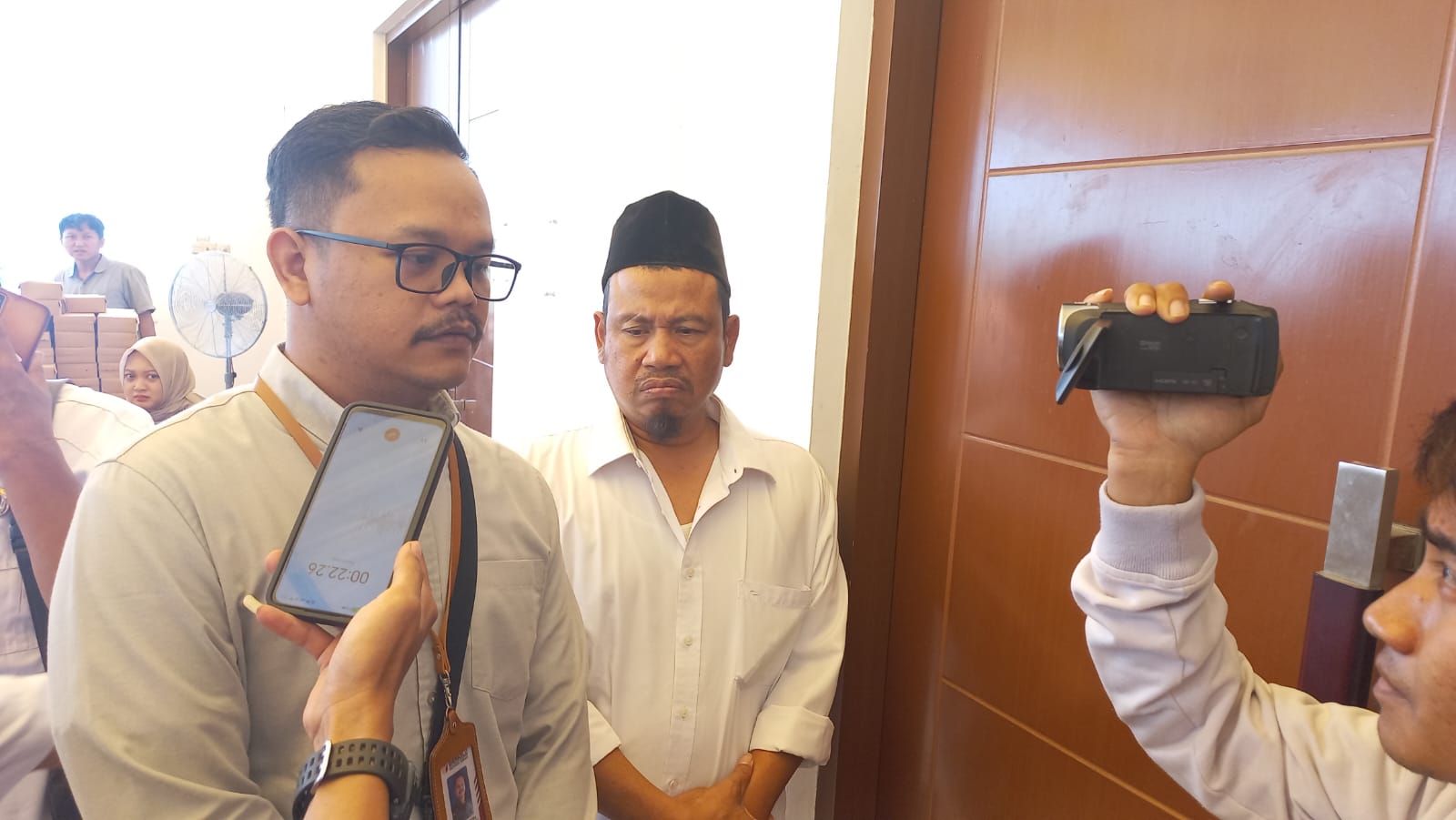 Foto: Jagat Putra Dona saat memberi keterangan atas acara konsolidasi Paguyuban Kepala Desa yang seharusnya tidak terselenggara saat masa kampanye Pilkada.