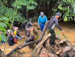 GIAT PEMBERSIHAN SUNGAI DI KECAMATAN BADAU KAPUAS HULU KALBAR